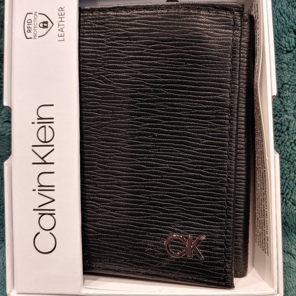 NEW Calvin Klein Tri-Fold Leather Wallet with RFID Protection
